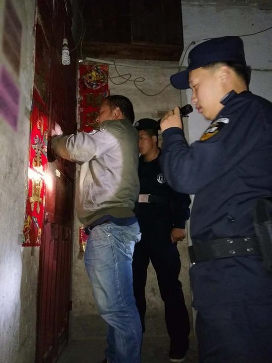 浙江粗心妈妈误将幼女锁家中 民警全城寻开锁师傅开门